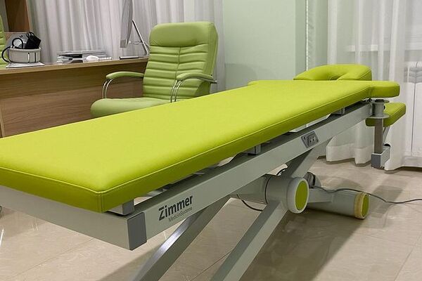НОВАЯ ЭРГОНОМИЧНАЯ КУШЕТКА ZIMMER из Германии для удобства наших пациентов.